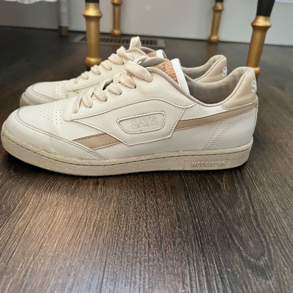 Saye low top tennis shoes